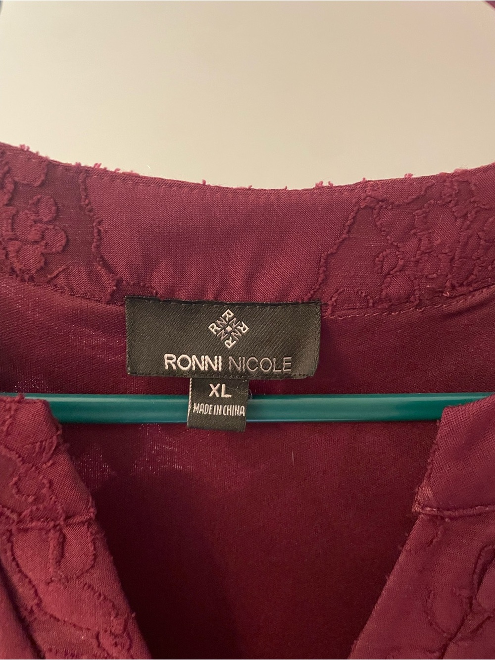 Ronni Nicole Burgundy Textured V-Neck Tiered Midi Dress - Picture 2 of 5
